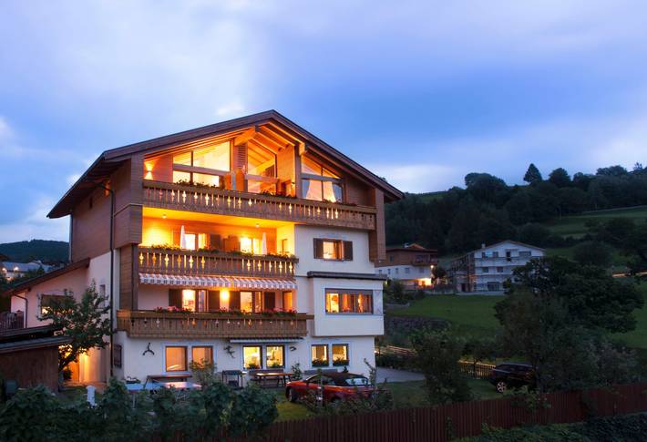 Entire apartment, Apartment 'Haus Sonnegg - Living Suite' with Mountain View, Wi-Fi, Balcony & Garden in Albions, Lajen