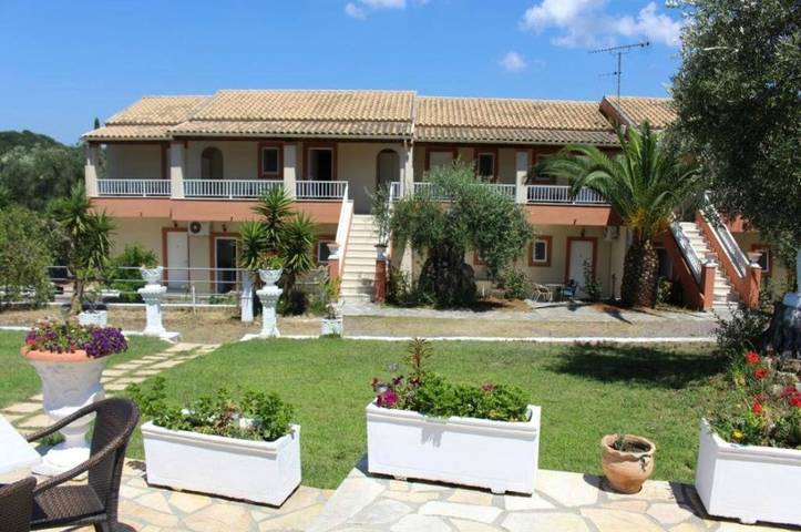 Apartahotel para 4 personas, con jardín y piscina para niños además de vistas y piscina en Corfú
