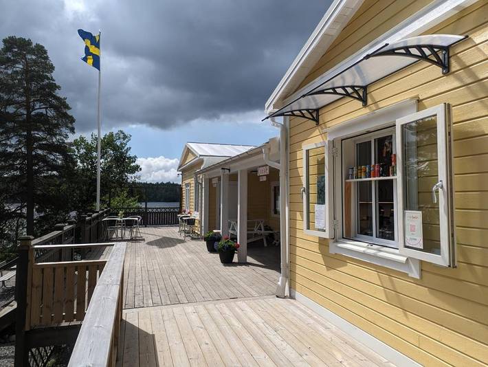 Hostel för 4 Personer, med terass samt trädgård och sjöutsikt och utsikt i Trollhättan