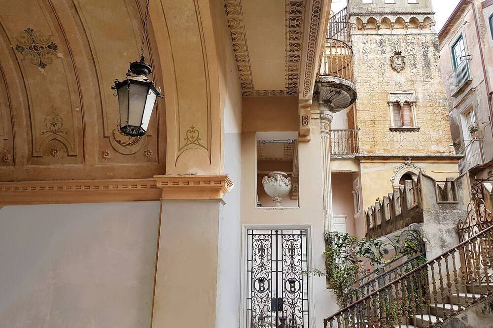 Hel lägenhet, Maruska, centre, 5 min walk to beach, inside palazzo 1700, wi fi. in Tropea, Vibo Valentia provins