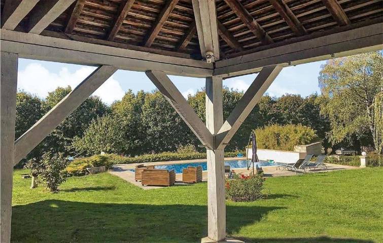 Location de vacances pour 14 personnes, avec jardin et vue ainsi que piscine et vue sur le lac à Ravières - 4