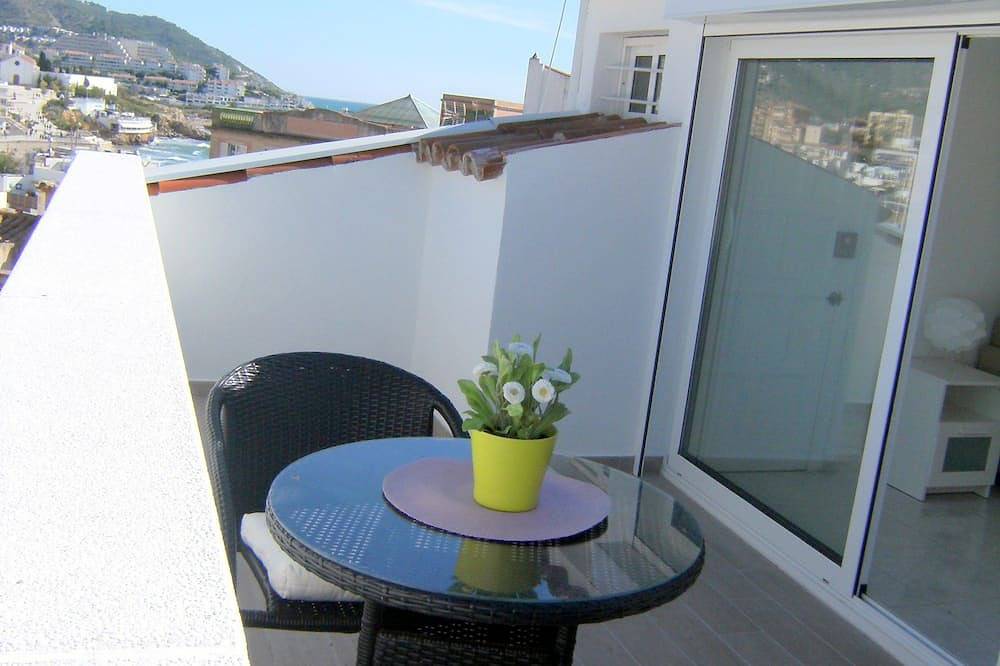 Apartamento entero, Sitges centro. Free Wifi. Luminoso estudio con terraza a 20m playa. Muy tranquil in Sitges, Garraf