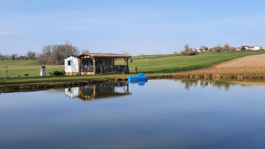 Camping pour 6 personnes, avec vue sur le lac ainsi que terrasse et vue