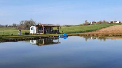 Camping pour 6 personnes, avec terrasse ainsi que vue sur le lac et vue dans Périgord Vert
