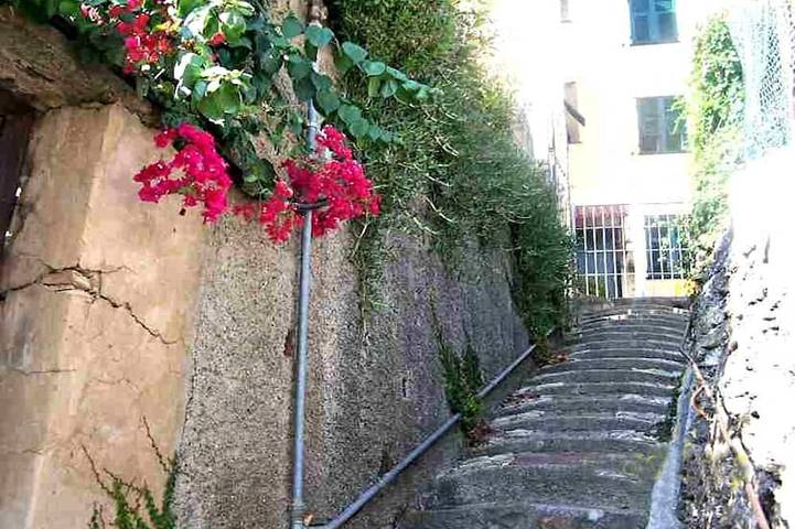 Appartamento intero, Super studio per 4 pers. in riva al mare, con giardino+pergola privata e piscina in Pieve Ligure, Riviera Ligure