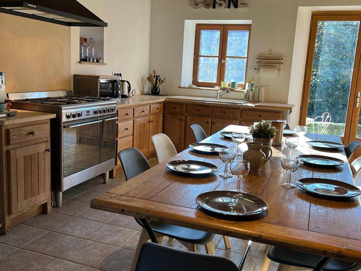 Five-Bedroom House in Saint-Sauveur-en-Puisaye, Région d'Auxerre