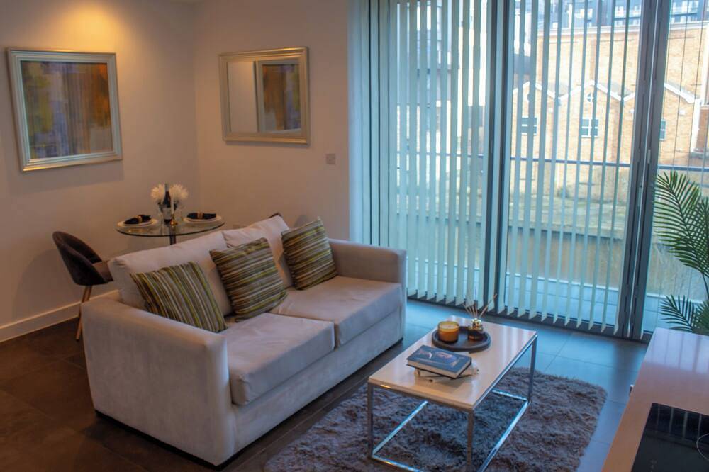 Ganze Wohnung, Modern & Vibrant Bed Apartment in Angel, London by Mysquare in Islington, London