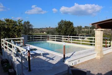 Location de vacances pour 6 personnes, avec jardin ainsi que vue et piscine, animaux acceptés à Corsano