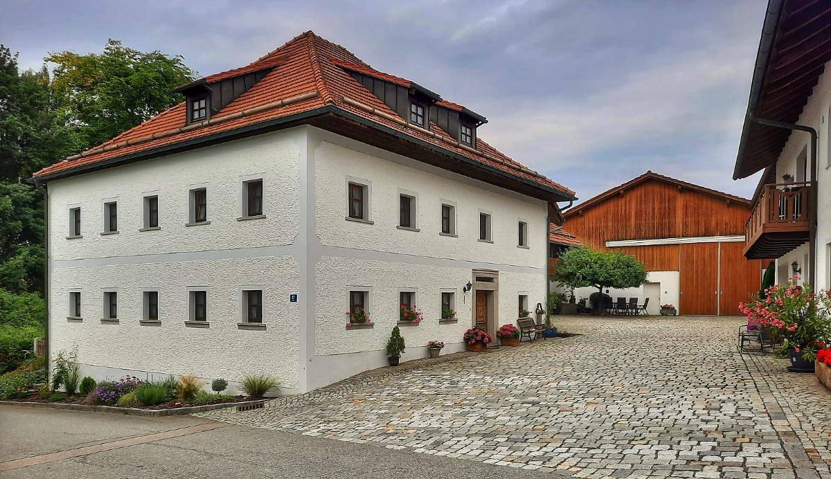Ferienhof Aiginger - Ferienwohnung 1 (44qm) mit Freisitz (1 x Sz mit Doppelzimmer und 1 x Sz mit Etagenbett) in Grafenau, Ostbayern