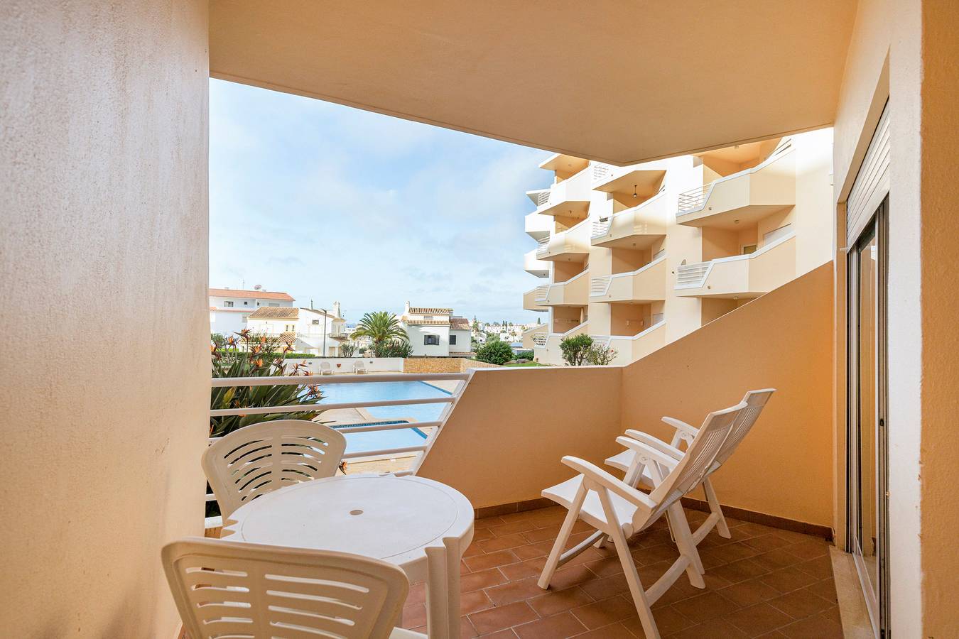 Apartamento entero, Apartamento vacacional 'Amoreira' con piscina compartida, jardín compartido y Wi-Fi in Alvor, Distrito de Faro