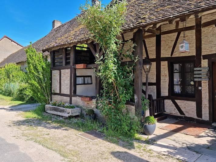 Gîte pour 14 personnes, avec piscine et jardin ainsi que jacuzzi et terrasse à Gigny-sur-Saône