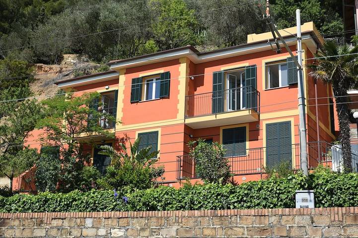 Appartamento intero, Appartamento in villa, fronte mare, 4 posti letto, wifi,  parcheggio privato in Alassio, Riviera di Ponente