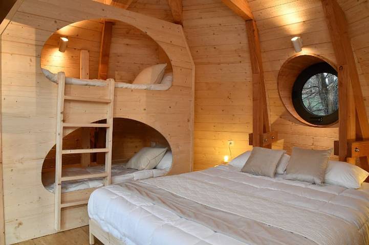 Location de vacances pour 4 personnes, avec balcon ainsi que piscine et jacuzzi à La Côte-Saint-André - 2