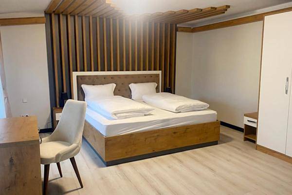 Hotel, mit Terrasse und Garten in Spremberg