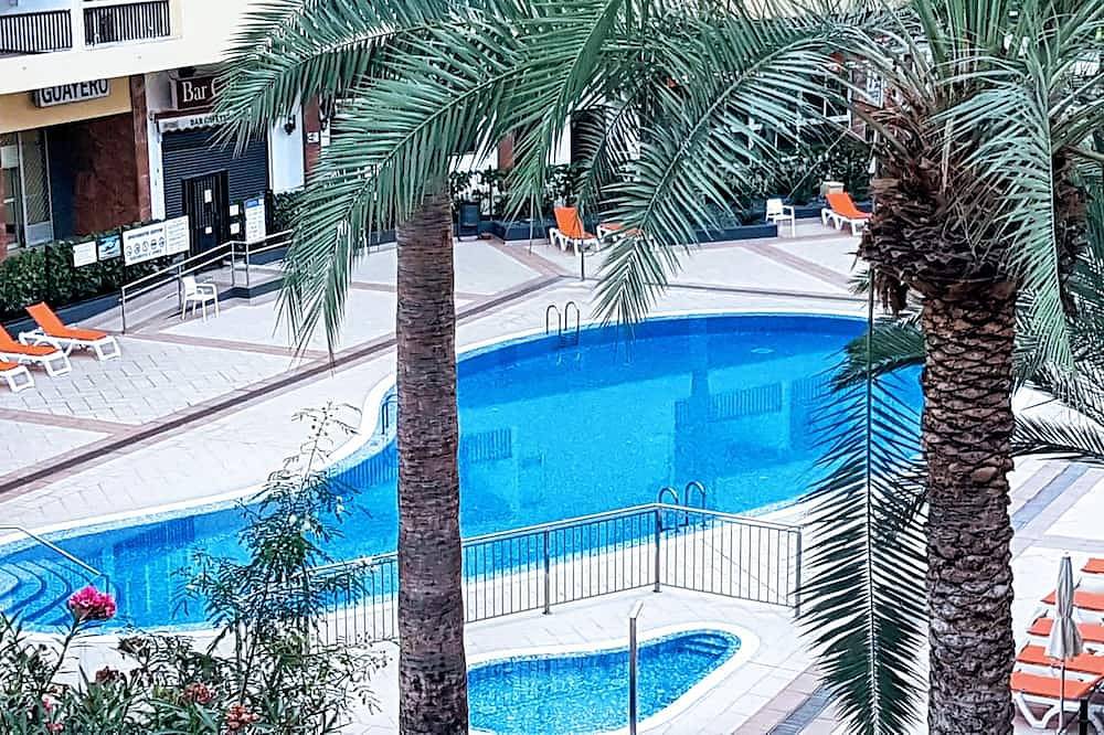 Entire apartment, Oceanfront apartment with air conditioning, Wifi, pool, parking and Tv. in Los Cristianos, Arona
