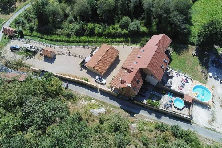 Location de vacances pour 4 personnes, avec terrasse ainsi que piscine et jardin, animaux acceptés à Saint-Vincent-de-Cosse