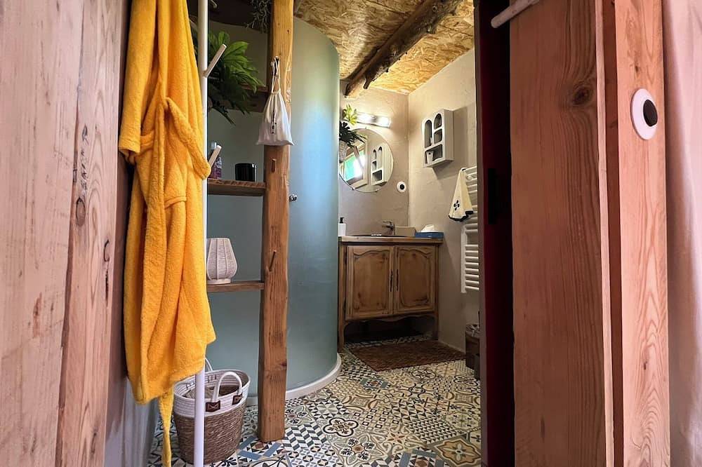 Comfortable yurt in Provence with spa and breakfast in La Roque-sur-Pernes, Vaucluse