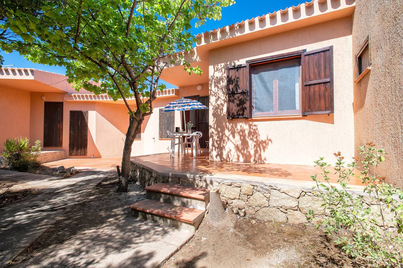 Entire apartment, Apartment 'Casetta Paradiso' with Private Terrace and Shared Garden in Costa Paradiso, Trinità d'Agultu e Vignola region