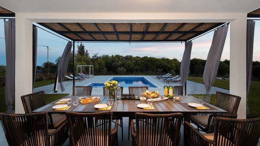 Villa pour 10 personnes, avec Balcon/Terrasse ainsi que Jardin et Piscine à Kavran - 4