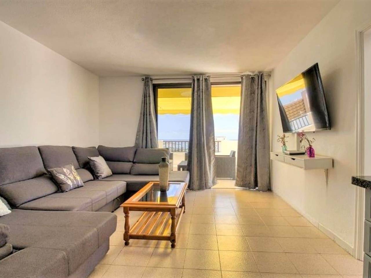 Entire apartment, Attic apartment in Adeje near Playa Fañabé in San Eugenio Alto, Adeje