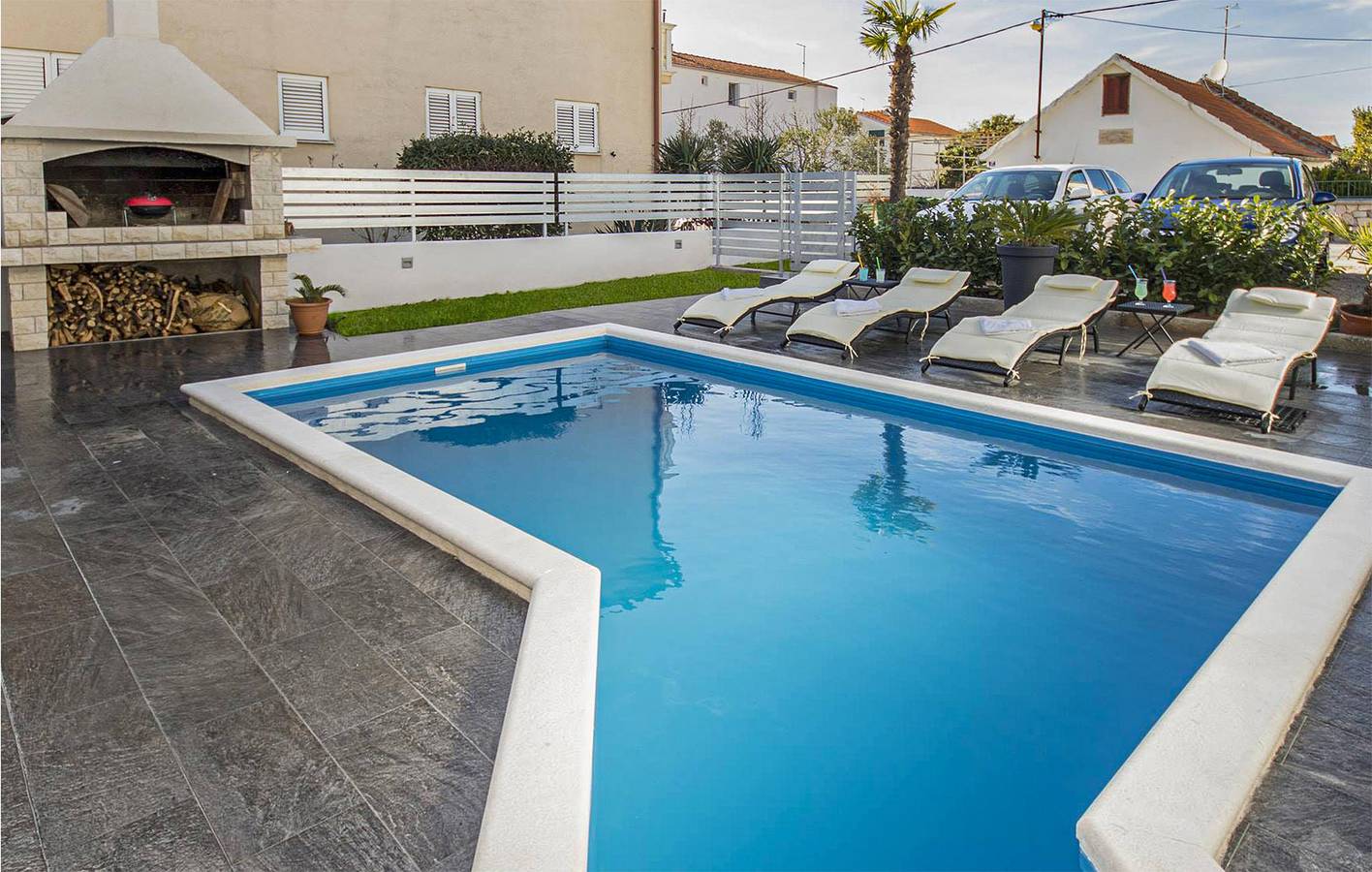 Gemütliche 150 m² große Wohnung mit Pool und Terrasse, 700 m vom Strand entfernt in Vodice, Šibenik-Knin
