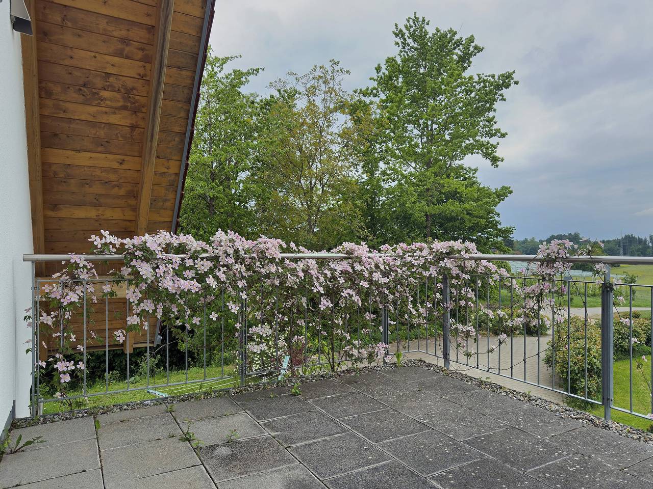 Ganze Wohnung, Ferienwohnung Waldblick mit privatem Balkon, Gemeinschaftsgarten und Wi-Fi in Friedrichshafen, Region Bodensee-Oberschwaben