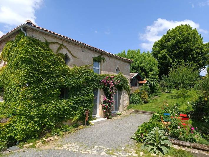 Gîte pour 3 personnes, avec Terrasse ainsi que Jardin et Vue à Saint-Pierre-d'Aurillac