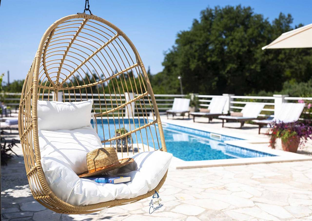 Charming 5-Br villa for 10 with swimming pool surrounded by nature in Zaton, Grad Dubrovnik