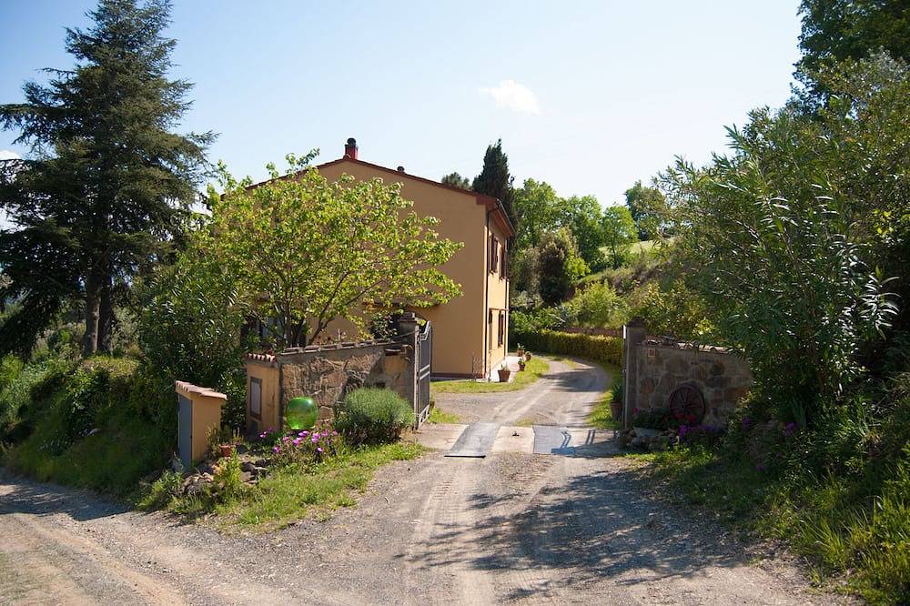 Appartamento intero, Isolato e tranquillo podere posto alle pendici di una vallata incantevole in Riparbella, Costa degli Etruschi