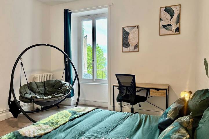 Appartement entier, Le Phoenix · Appart 95m² · 8 pers + bébé · Parking gratuit · Cœur de Thiers in Thiers, Région de Thiers