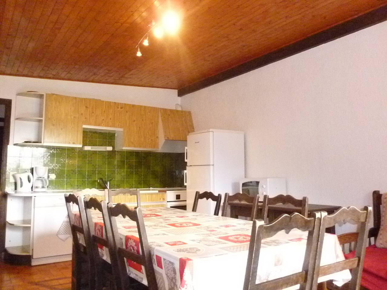 Ganze Wohnung, Ideale Ferienwohnung für 10 Personen, nahe Skigebiet mit Zugang zu Hallenbad und Spielplatz in Rolle, Genfer See