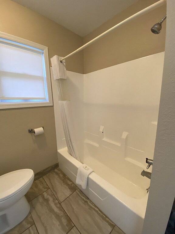 Ganze Wohnung, Stay Simple | Workspace + Free Parking in Pierce County (WI)