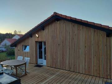 Maison de campagne pour 4 personnes, avec terrasse ainsi que vue et jardin à Aydat