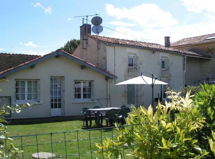Gîte pour 4 personnes, avec piscine ainsi que jardin et terrasse à Dœuil-sur-le-Mignon
