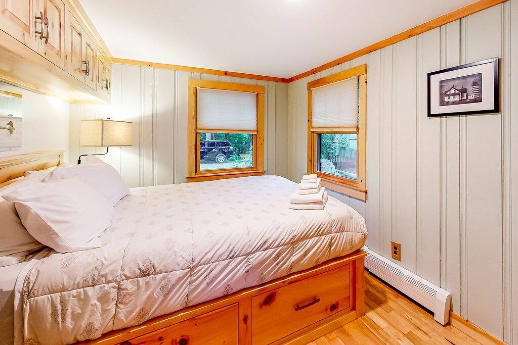 Lakefront home with lovely lake views - one mile from the casino in Oxford County