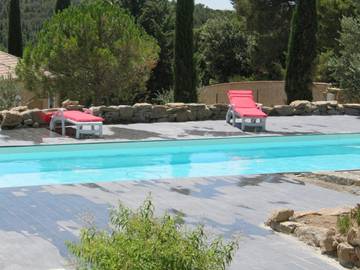 Gîte pour 6 personnes, avec terrasse et piscine ainsi que vue et jardin à Aigne