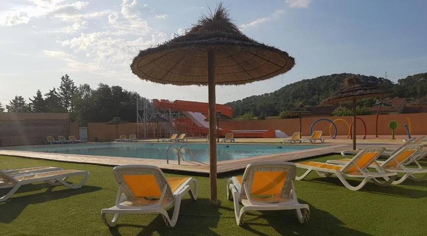 Parc de vacances pour 4 personnes, avec terrasse ainsi que jardin et piscine à Pierrefeu-du-Var - 2