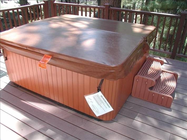 Vacation home for 8 people, with yard and hot tub by Lake Tahoe