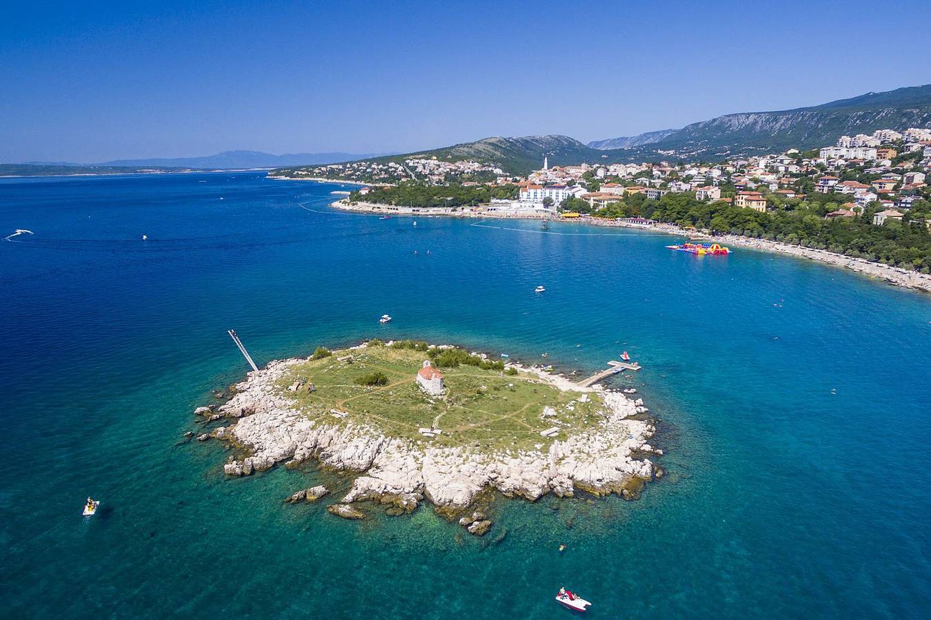Ganze Wohnung, Beschauliches Apartment nur 300 Meter zum Strand mit Garten und Grill in Plaža Bribirska obala, Novi Vinodolski