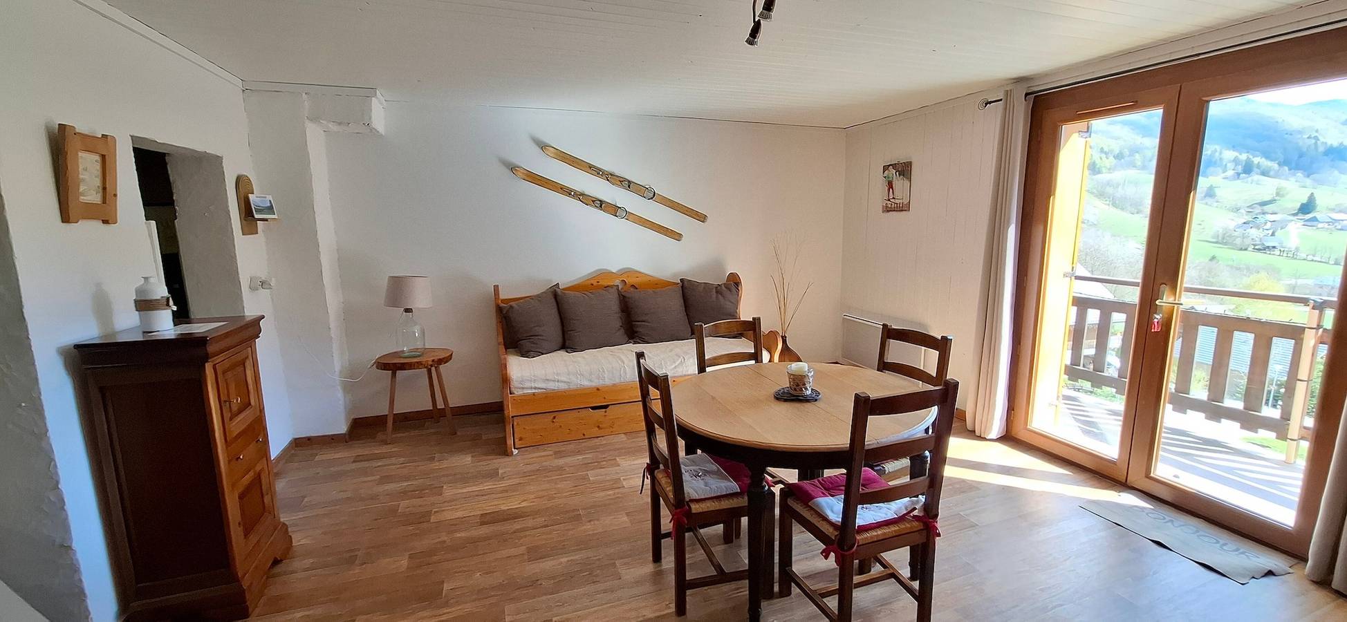 Entire apartment, “Le Skieur” Apartment with Mountain View, Balcony, and Wi-Fi in Aillon-le-Jeune, Chambéry region