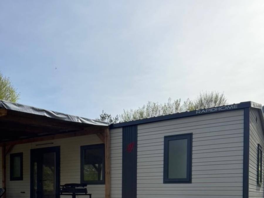 Flower Camping L'Echo du Malpas - Mobilhome 4 personas - Mobil-home Confort 27m² / 2 habitaciones (2/4pers) + Tv + Terraza cubierta (ribera) 2/4 pers in Monceaux-sur-Dordogne, Región de Tulle