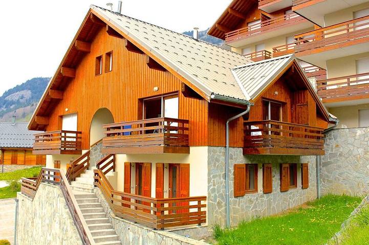 Location de vacances pour 9 personnes, avec piscine ainsi que balcon et jacuzzi à Vaujany