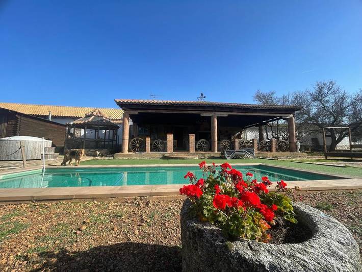 Chalet para 14 personas, con Jacuzzi y Terraza además de Jardín y Piscina en Benavente y Los Valles