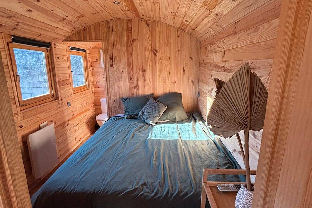 Cabin 'La Roulotte Saintaise' with Private Terrace, Shared Garden and Air Conditioning in Saintes, Saintes region