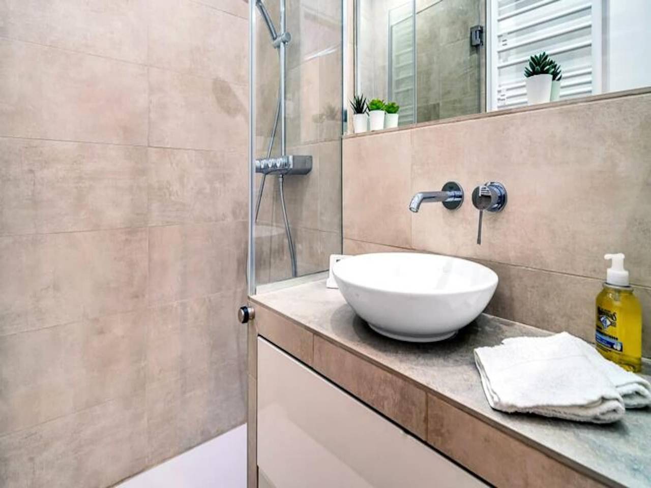 Entire apartment, Apartment Lhirondelle Diane's Nests in Pertuis, Parc naturel régional du Luberon