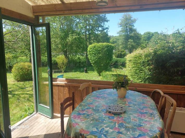 Appartement de vacances pour 5 personnes, avec terrasse et vue sur le lac ainsi que jardin et vue