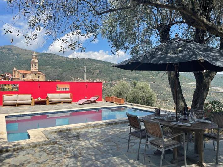 Ferienhaus für 4 Personen, mit Terrasse und Pool in Pietrabruna