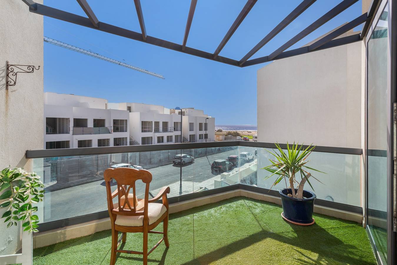 Ferienwohnung 'Oceanfront Apartment mit Pool', Bergblick, privater Terrasse & Wlan in El Cotillo, La Oliva