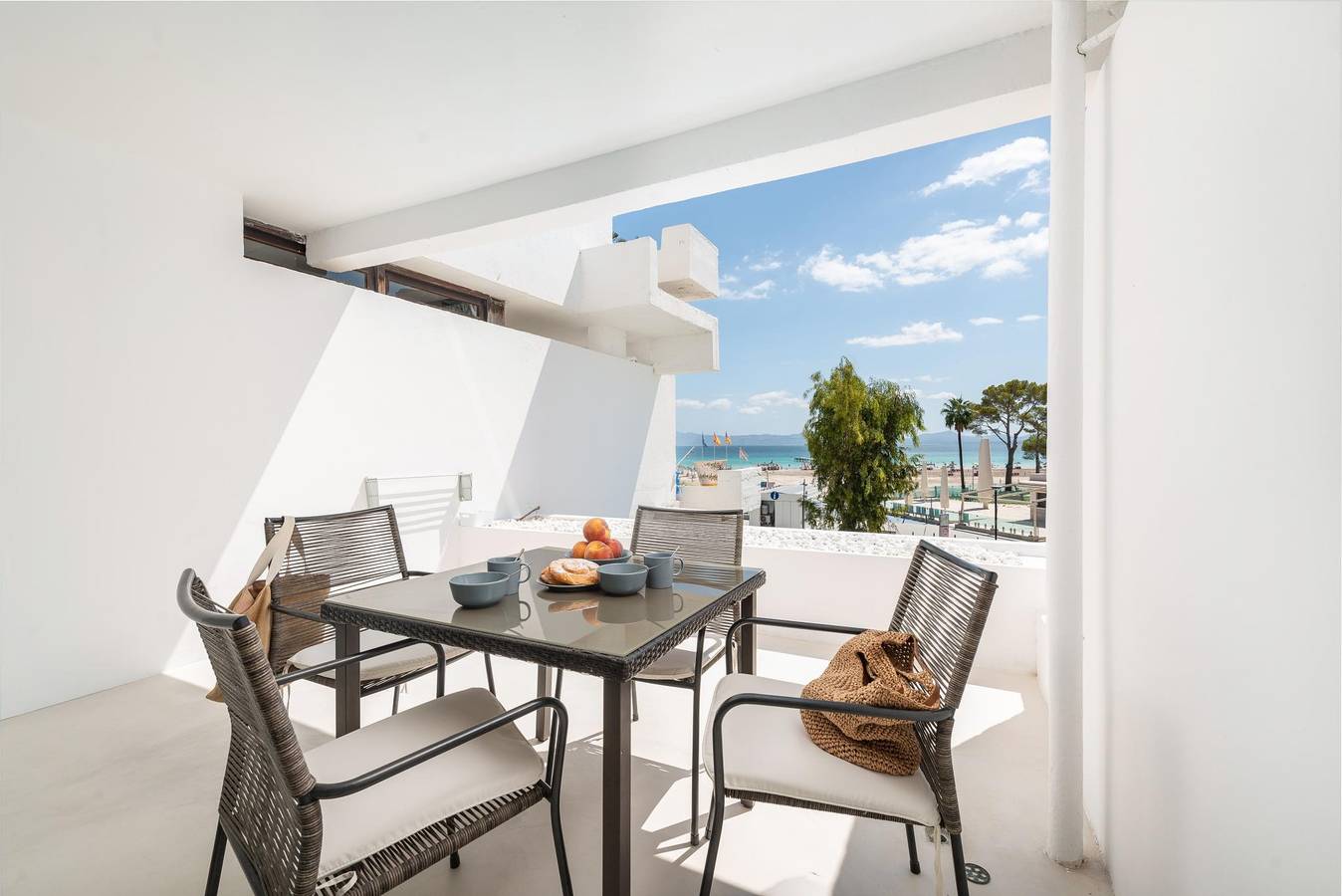 Ganze Ferienwohnung, Sa Nacra - Modernes Apartment mit fantastischem Meerblick, nur 50 m vom Strand entfernt. Ideal für Paare. Wifi gratis in Playa de Alcúdia, Alcúdia