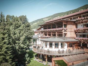 Hotel für 4 Personen, mit Garten und Balkon sowie Whirlpool in Sexten